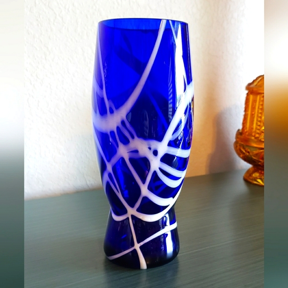 Handblown Art Glass Colbalt Blue & White Abstract Overlay Eclectic MCM Vase Gift - Picture 6 of 14